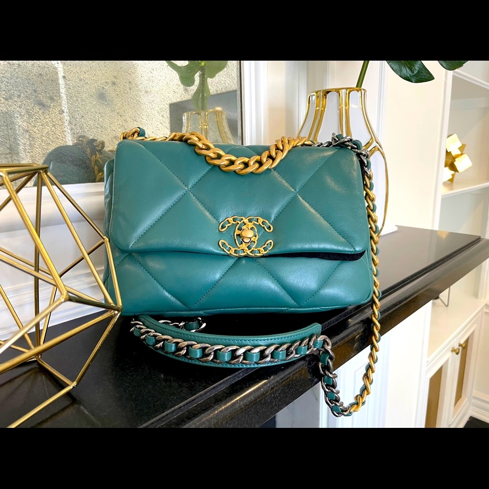 21A Chanel 19A Flap small New color!